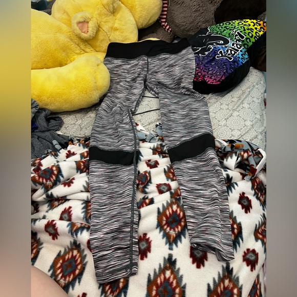 Leggings go together both are size small - Picture 2 of 2